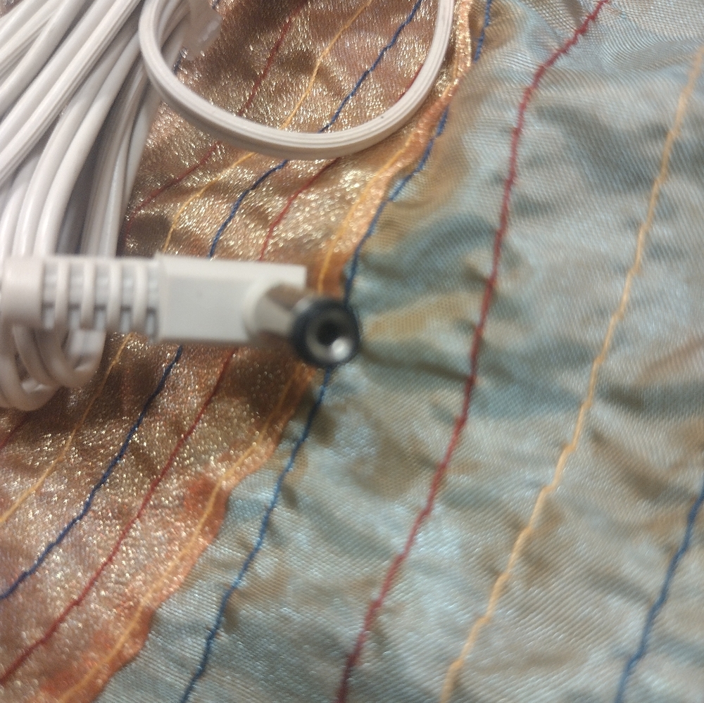 Radio Shack AC adapter Part # AD-313. ( OUTPUT 9v ) - Picture 4 of 5